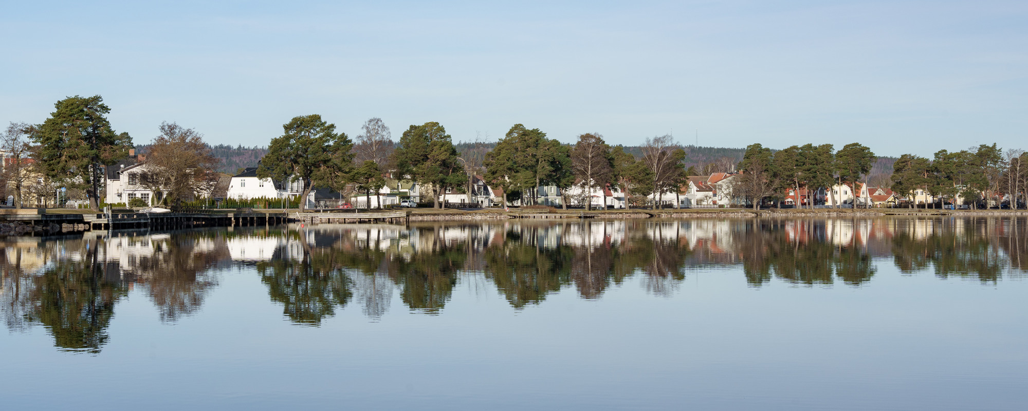Vättern med bebyggelse över strandvägen Karlsborg.