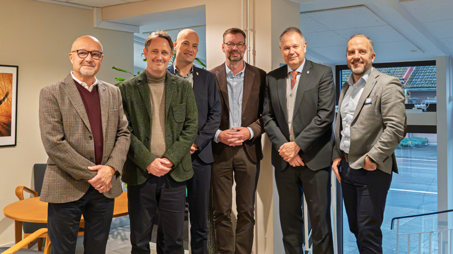 Kommunstyrelsens ordförande Karlsborgs kommun Torbjörn Colling, länsarkitekt Länsstyrelsen Andreas Lidholm, samhällsbyggnadschef Länsstyrelsen Andreas Severinsson, samhällsbyggnadschef Karlsborgs kommun Håkan Karlsson, länsöverdirektör Länsstyrelsen Jörgen Peters och kommundirektör Karlsborgs kommun Johan Myhrman ler in i kameran. 