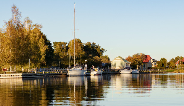 Göta kanal med båtar vid brygga
