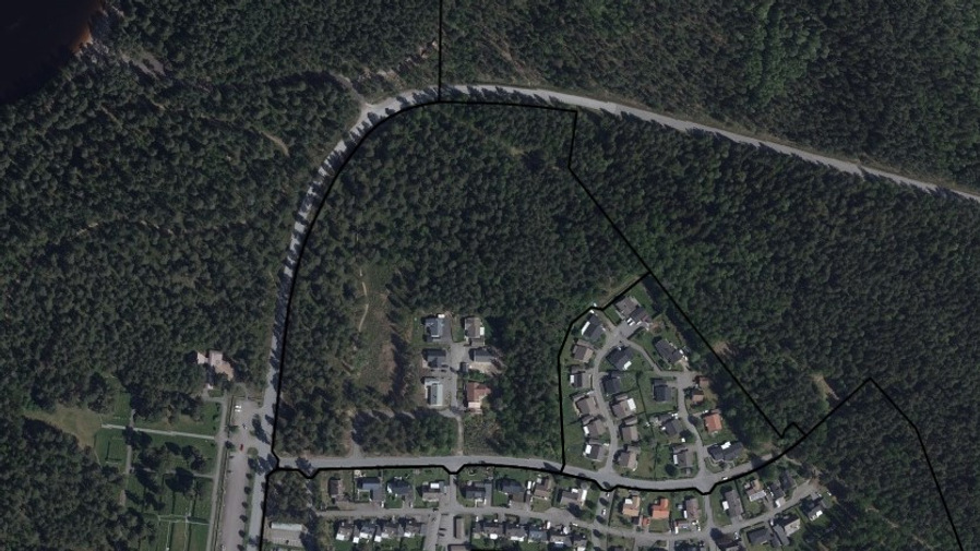 En satellitbild av ett bostadsområde i skogen.