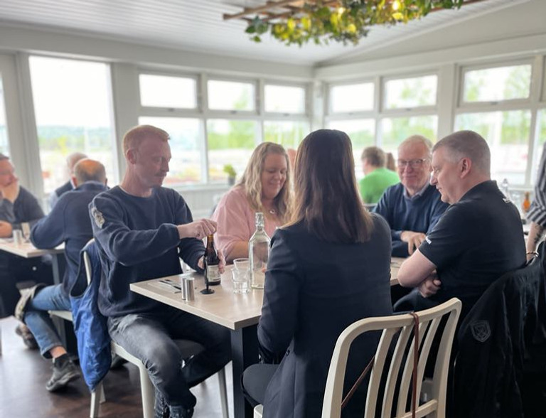 Samling personer på träff