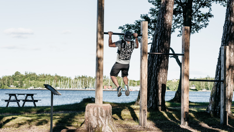 Person tränar vid utegym.