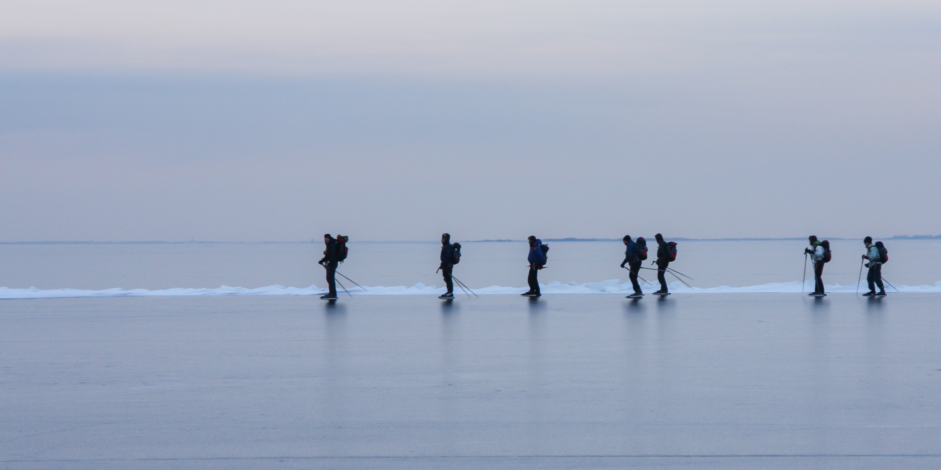 Grupp av människor ute på långfärdsskridsko