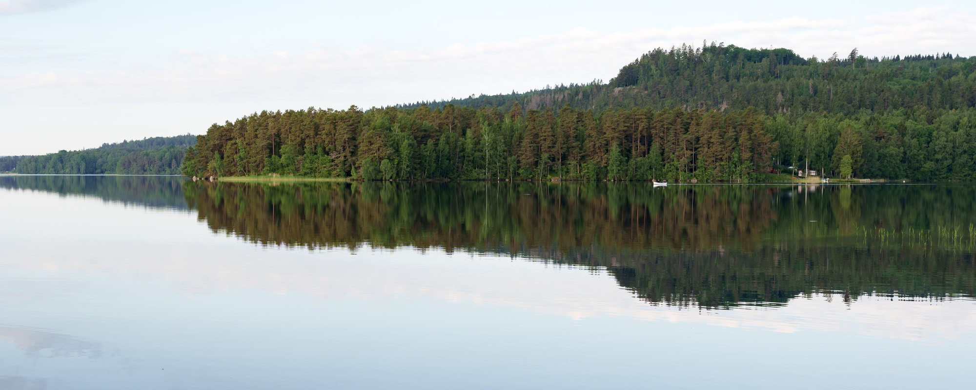 Vy över Bottensjön, spegling i vattnet 