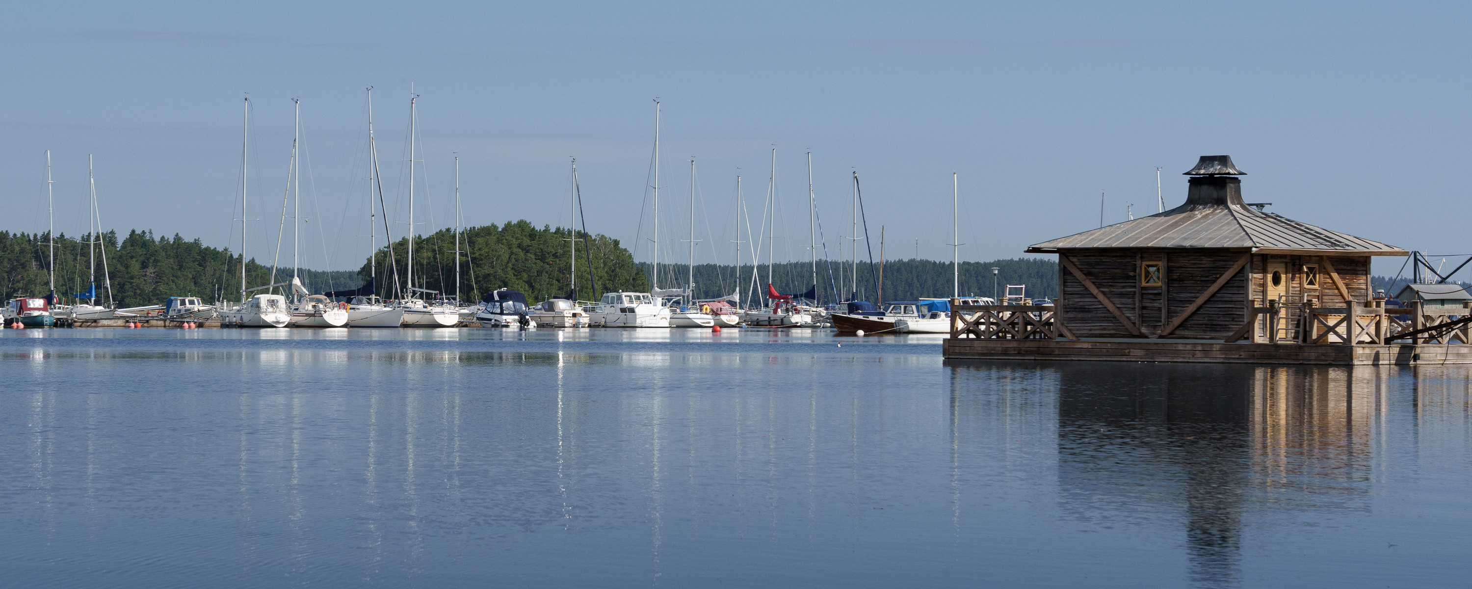 Flytbastu med segelbåtar i bakgrunden.
