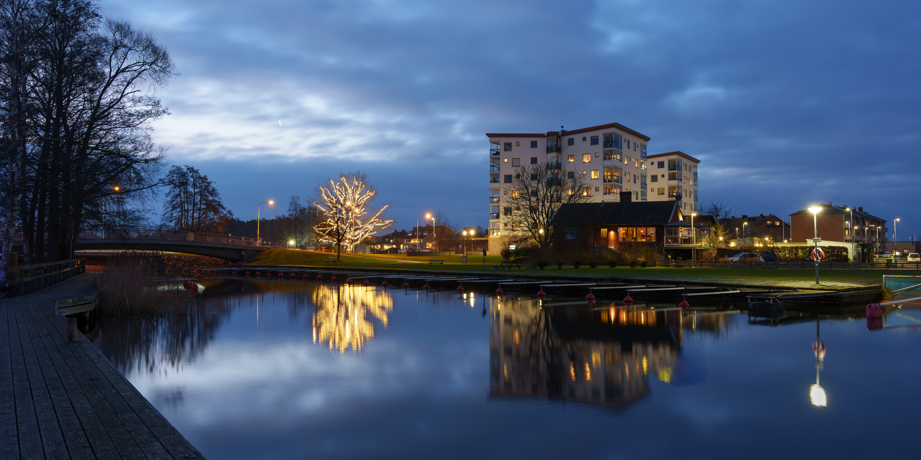 Belyst träd och höghus vid Strömmen Karlsborg