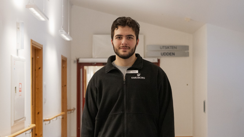 En man som står i en korridor i en byggnad.