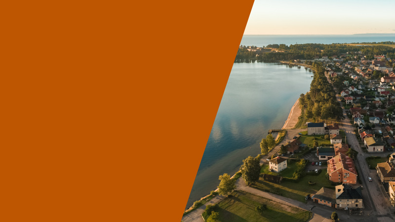 Ett fågelperspektiv av en liten stad intill ett vattendrag.