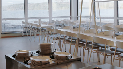 Skolmatsalen med en vidunderlig utsikt över vattnet och Vaberget.