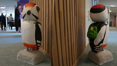 Hackspetten, Strandskolans symbol, finns på tre ställen i olika storlekar inne i skolan. Här står en version i en av korridorerna på markplan.