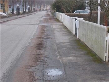 Var noga med att sopa ut gruset längs med din fastighet, cirka 1 meter från från staket, sockel och häck.