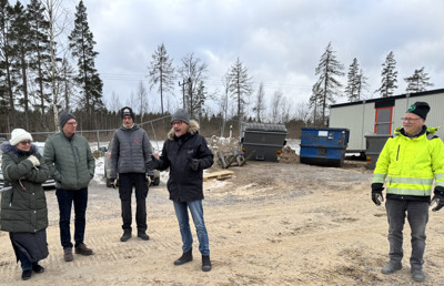 Kommunalr&aring;det Torbj&ouml;rn Colling (M) h&aring;ller tal inf&ouml;r f&ouml;rsta spadtaget f&ouml;r byggnation av nytt stall i M&ouml;lltorp.