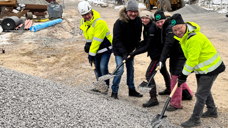 Första spadtaget tas för byggnationen av nytt stall i Mölltorp.