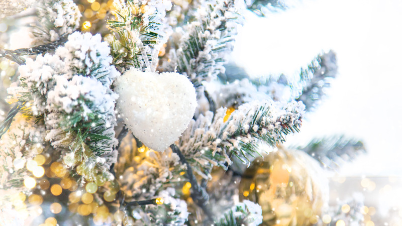 En närbild av en julgran med prydnadsföremål.