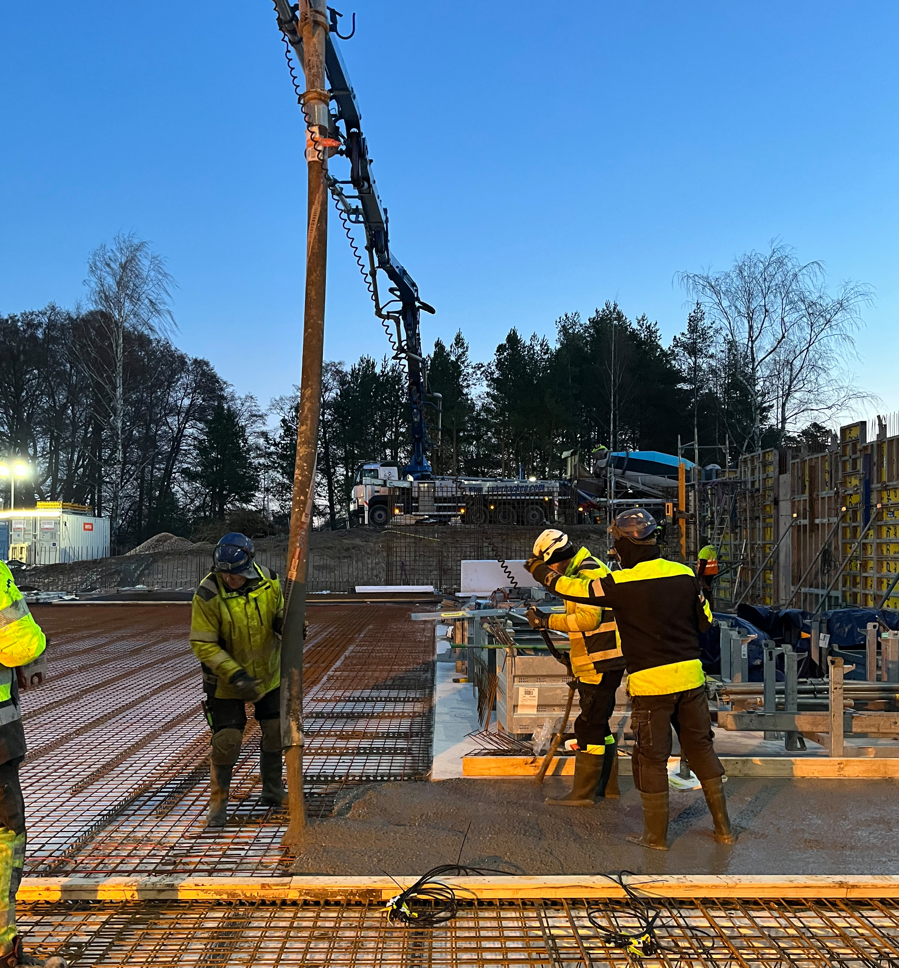 Gjutning av golvyta och även väggarna för trapphuset.