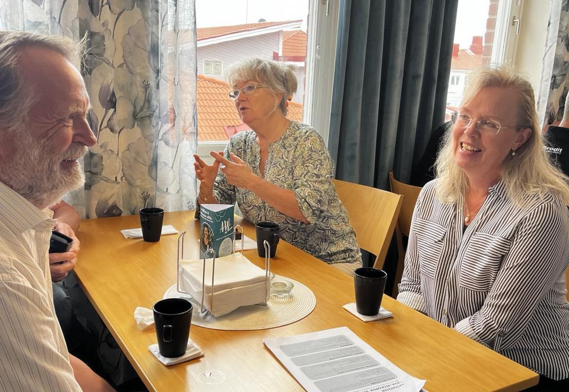 En grupp människor som sitter runt ett bord.