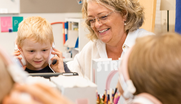 En grupp barn och en vuxen i ett klassrum