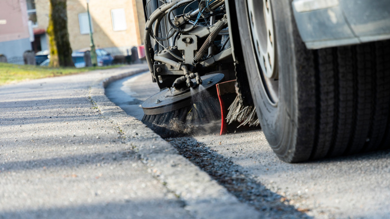 En gatusopare vid sidan av en väg.