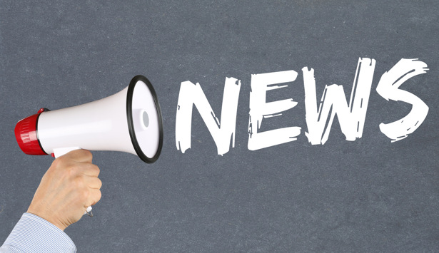 En hand som håller i en megafon med ordet news skrivet på den.