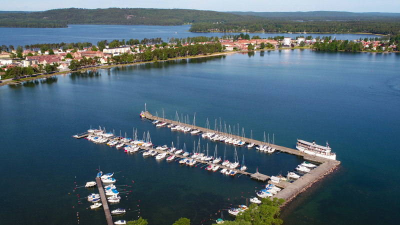 Flygbild över Karlsborg med båthamn i förgrunden.