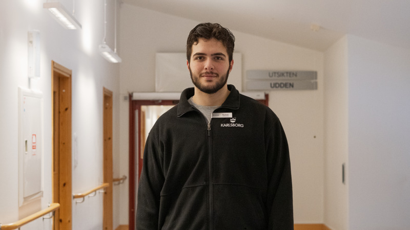 En man som står i en korridor i en byggnad.