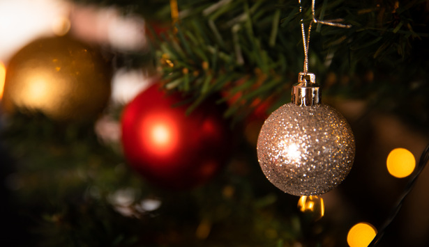 julgranskulor hängande i en gran