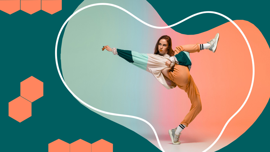 En kvinna gör en dansrörelse på en färgstark bakgrund.