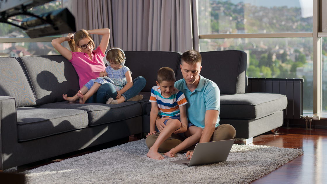 Familj som tittar på en dator