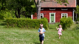 Barn vid ett hus