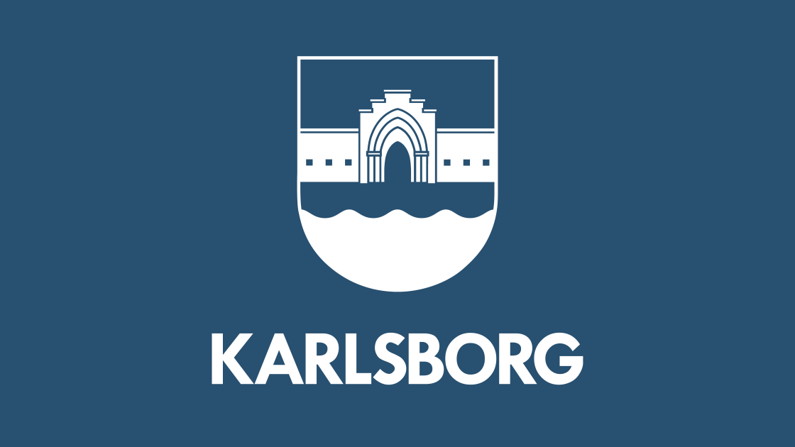Karlsborgs kommuns logotyp i vitt på mörkblå bakgrund